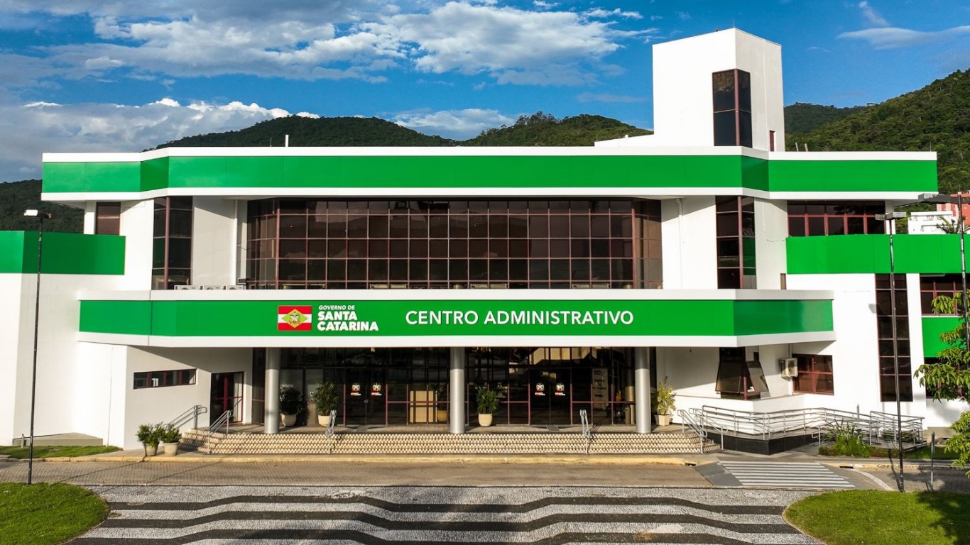 Morar na praia com salário de 25,3 mil? SC abre concurso público com 50 vagas em Florianópolis