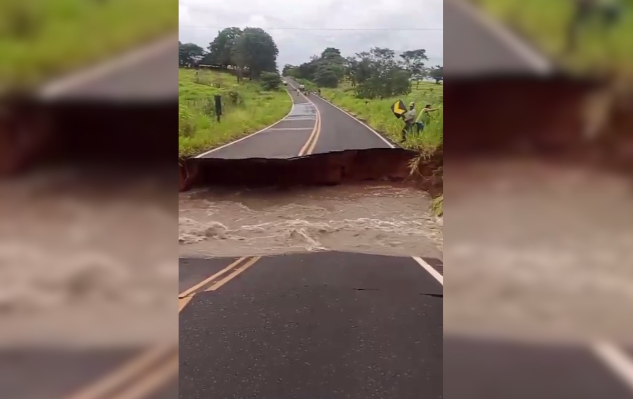 Asfalto cede e abre cratera em vicinal durante forte chuva em ...