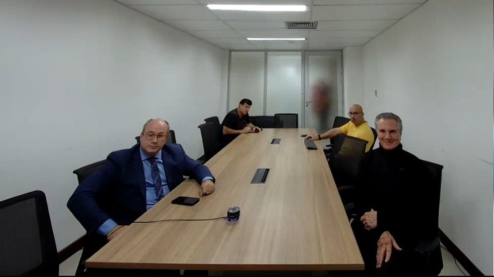 O ex-presidente Fernando Collor (à direita na imagem) durante audiência de custódia na Superintendência da PF em Alagoas — Foto: Reprodução