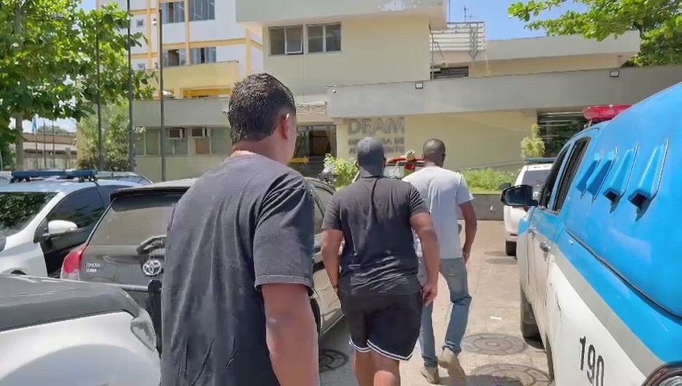 Nos fundos da foto, 2 presos por boca de urna em Belford Roxo — Foto: Reprodução/TV Globo