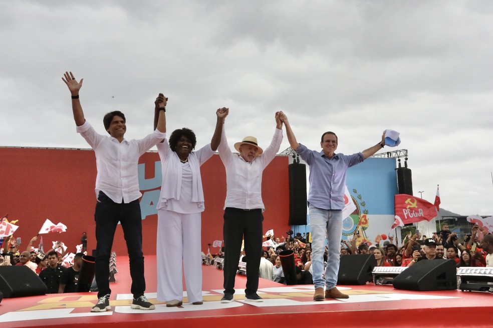 Pedro Paulo, Benedita, Lula e Eduardo Paes em Bangu. &mdash; Foto: Divulga&ccedil;&atilde;o PSD-RJ