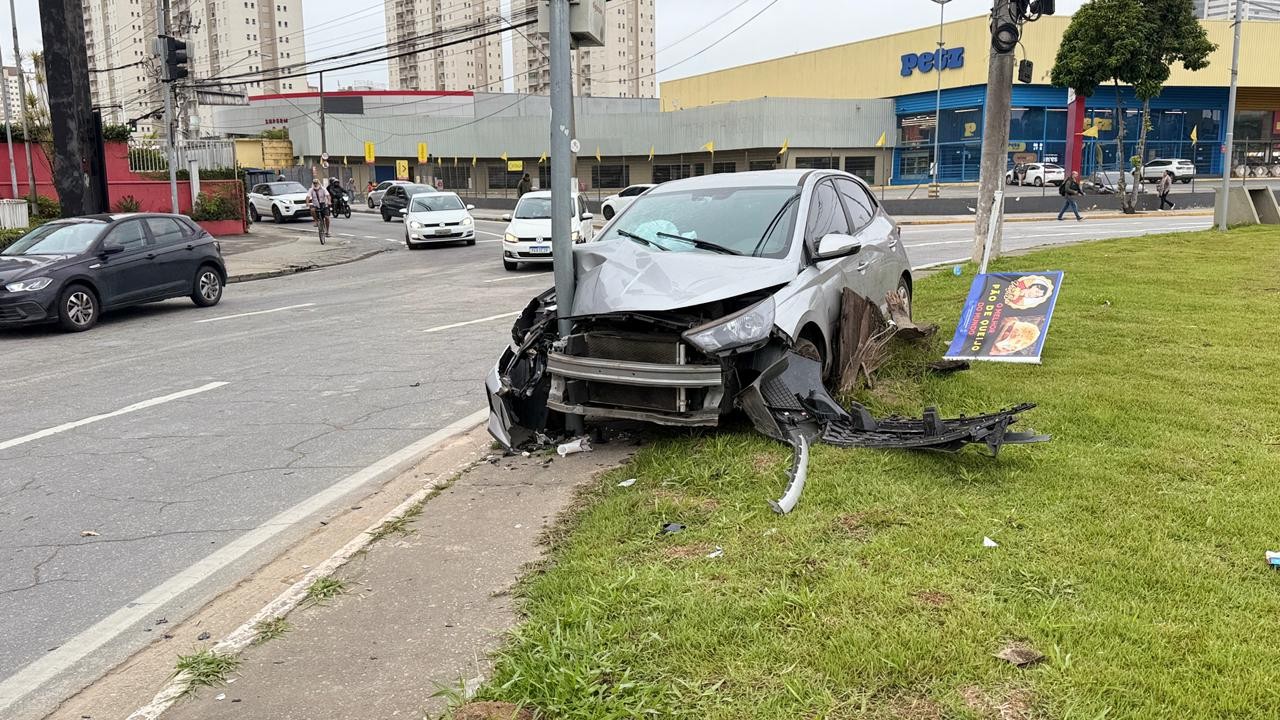 Motorista perde o controle do carro e bate em poste em Mogi das Cruzes