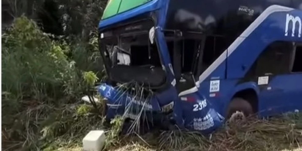 Ônibus colide com carro e sai da pista na BR-316, no MA — Foto: Divulgação/ Redes Sociais