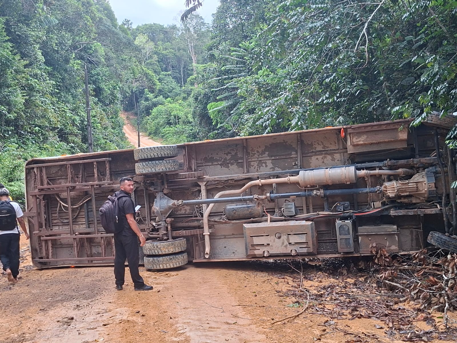 Ônibus com estudantes capota após não conseguir subir ladeira na zona rural de Manaus; VÍDEO