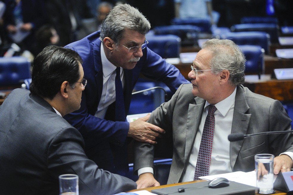 Os senadores  Eduardo Braga (PMDB-AM), Romero Jucá (PMDB-RR) e Renan Calheiros (PMDB-AL) durante sessão no dia 14 de março de 2017 — Foto: Marcos Oliveira/Agência Senado