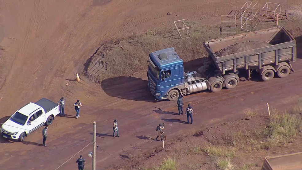 Fiscalização flagrou movimentação de caminhões em área protegida da Serra do Curral. — Foto: Reprodução/TV Globo