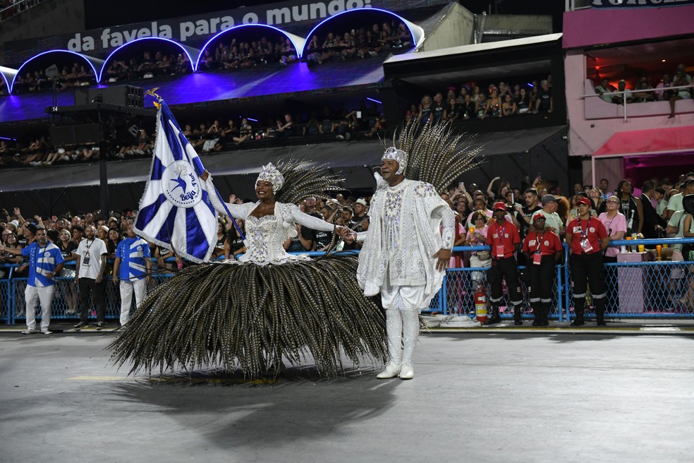 Casal de mestre-sala e porta-bandeira Claudinho e Selminha Sorriso, desfilando pela Beija-Flor, em 4 de março de 2025 — Foto: Foto: Alex Ferro | Riotur
