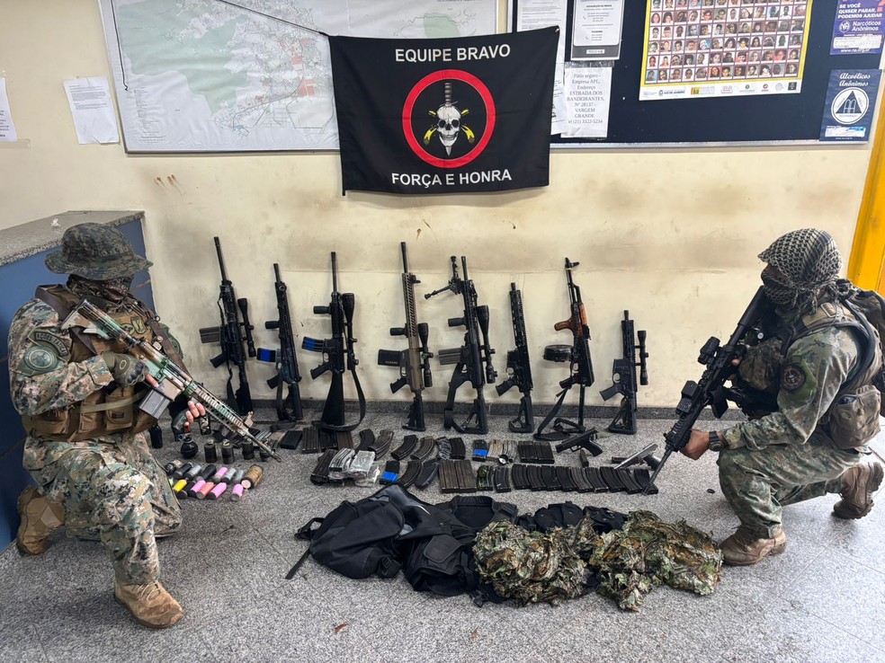 Bope apreende 8 fuzis e prende 9 homens em confronto entre facções em Rio das Pedras, no Rio — Foto: Divulgação/ SEPM