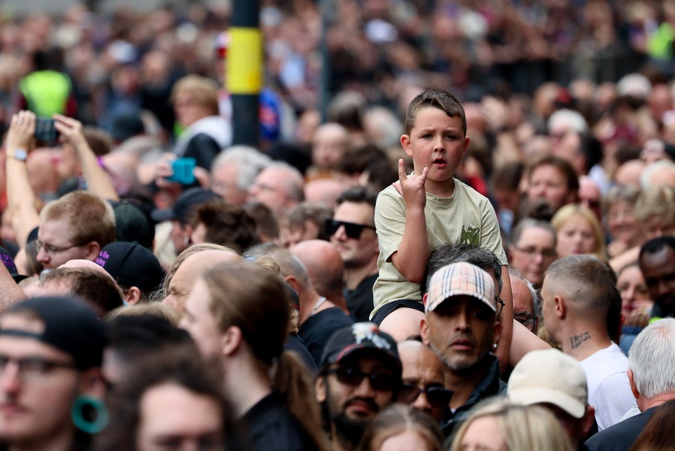 Imagens de Ozzy Osbourne funeral nas ruas de Birmingham, na Inglaterra — Foto: REUTERS/Jack Taylor
