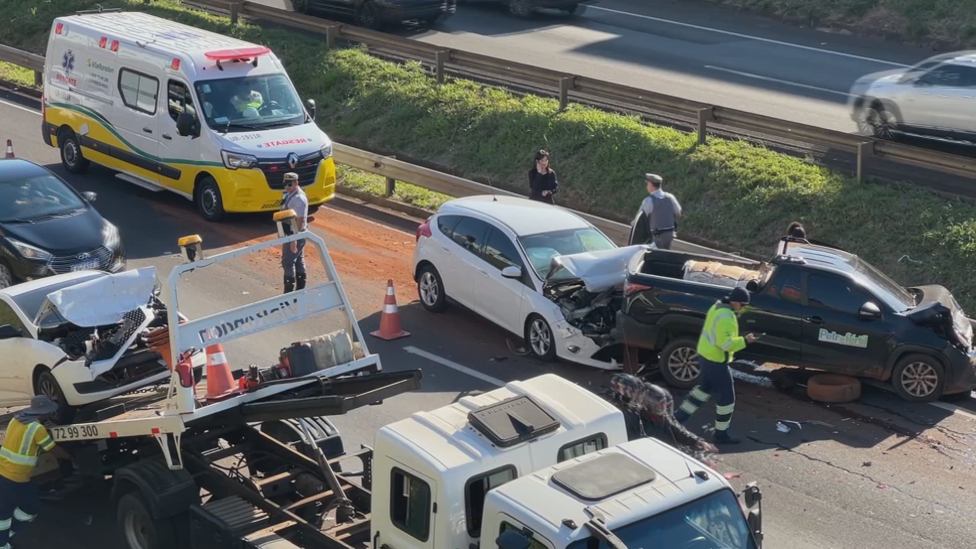 Engavetamento entre seis carros e moto deixa ferido e trava trânsito na Marechal Rondon em Bauru
