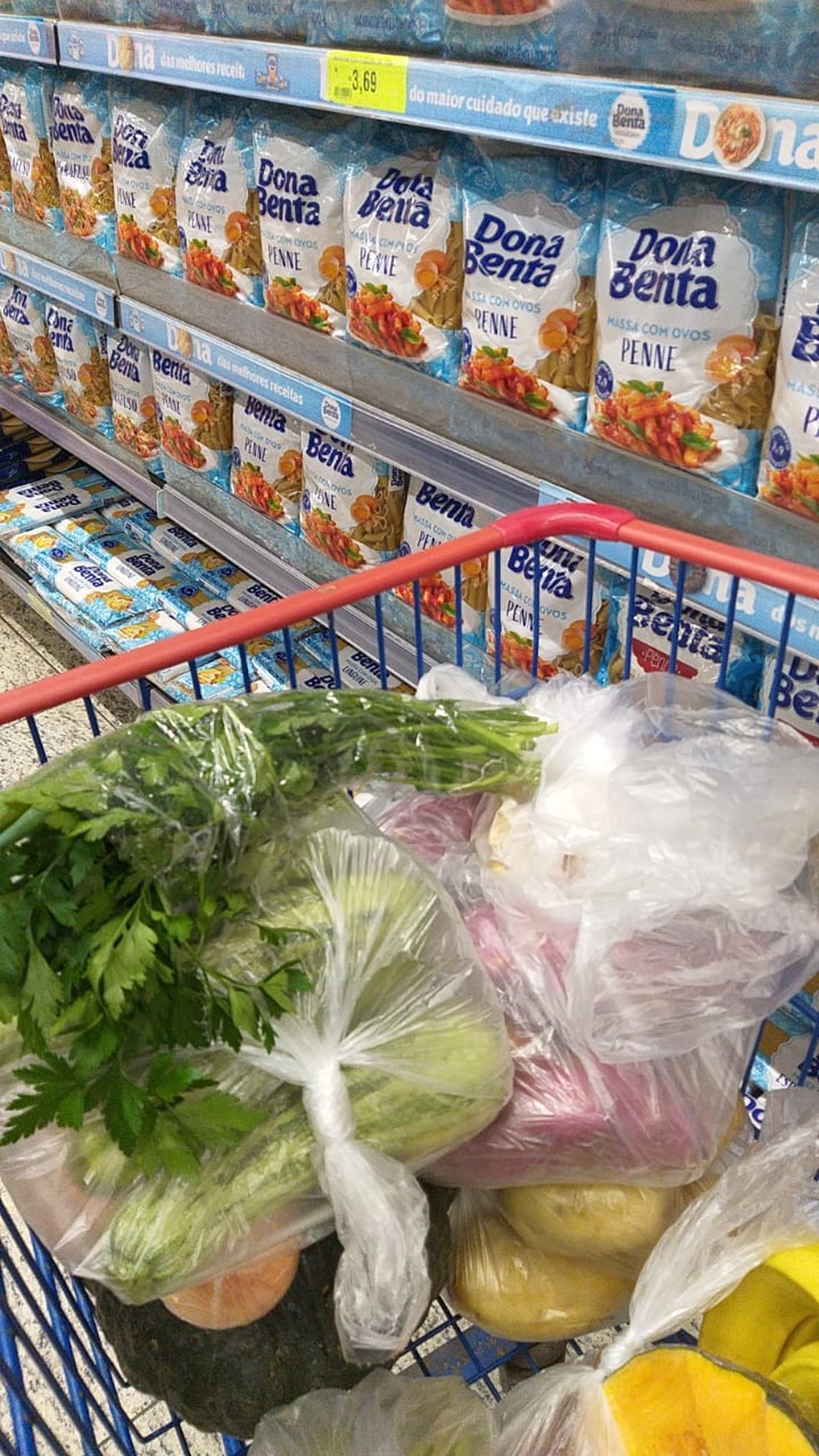 Gestora aproveita aniversário para realizar sonho e distribui marmitas para moradores de rua de Ubatuba — Foto: Projeto UbaSolidária