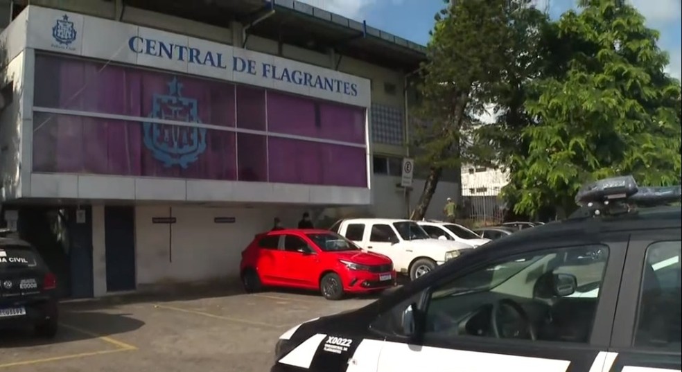 Homem foi levado para a Central de Flagrantes da Polícia Civil, em Salvador — Foto: Reprodução/TV Bahia