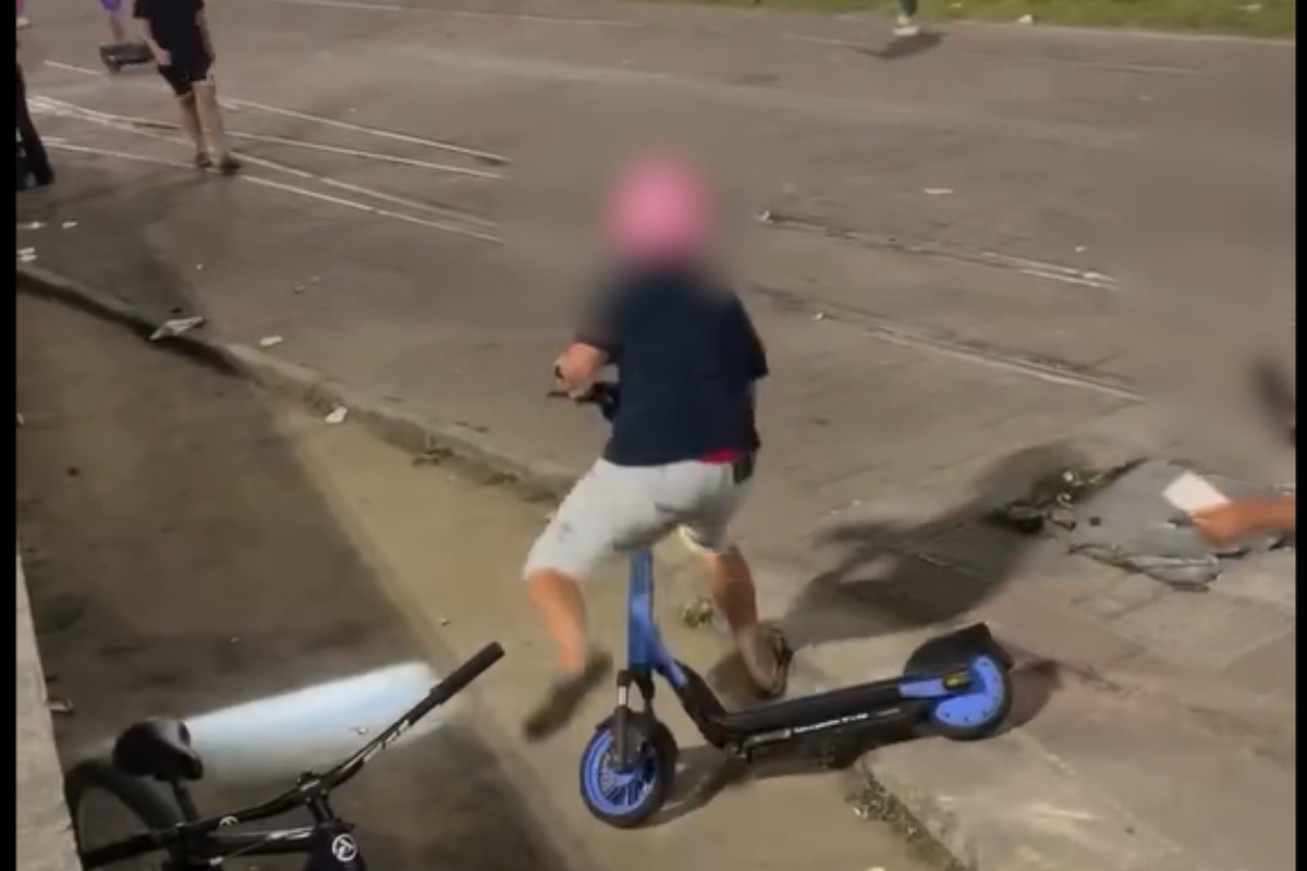 Homem faz manobras em patinete elétrico, salta e bate em pessoas em Caruaru; VÍDEO