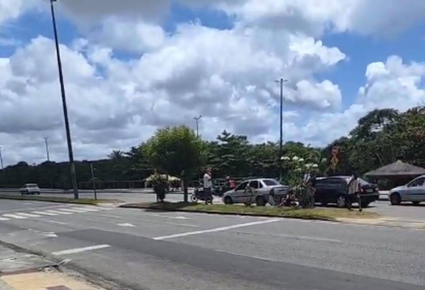 Mulher fica ferida após acidente envolvendo carro e moto em Aracaju