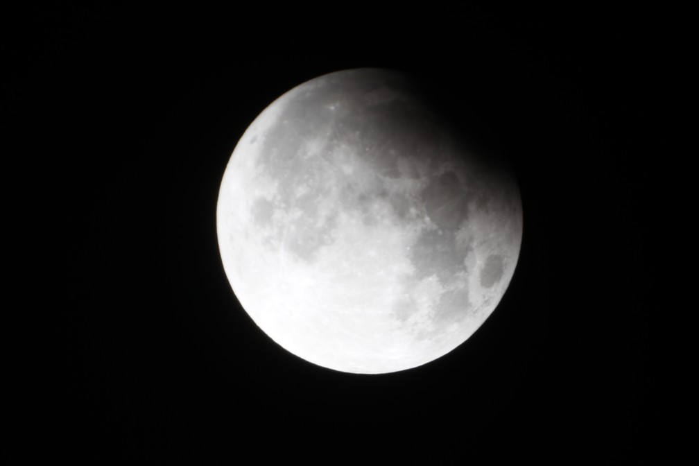 Registro do eclipse lunar parcial no céu de Bauru — Foto: Observatório de Astronomia da Unesp/ Divulgação