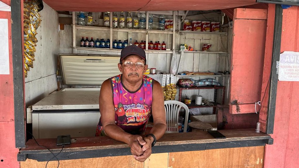 O comerciante Miguel Cordeiro contou que as vendas caíram após o Lago do Aleixo secar em Manaus — Foto: Gato Júnior/Rede Amazônica