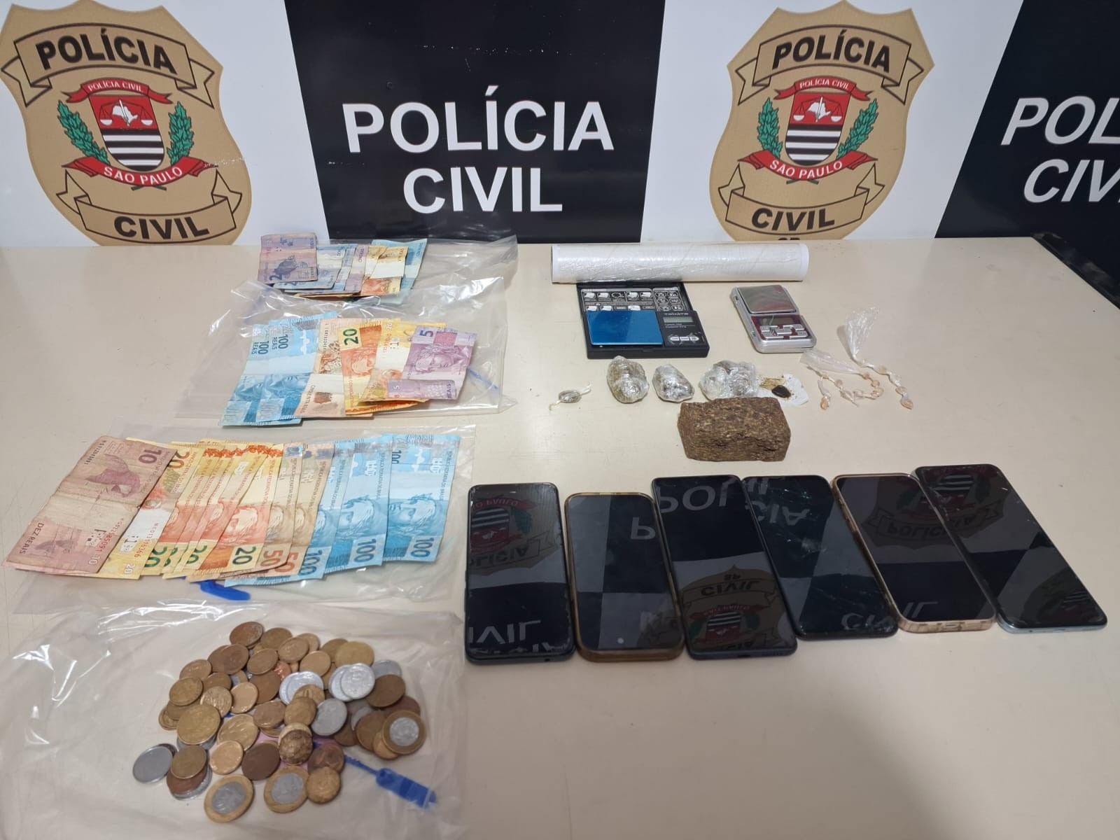 Polícia Civil prende trio e apreende adolescente durante operação contra o tráfico de drogas no interior de SP