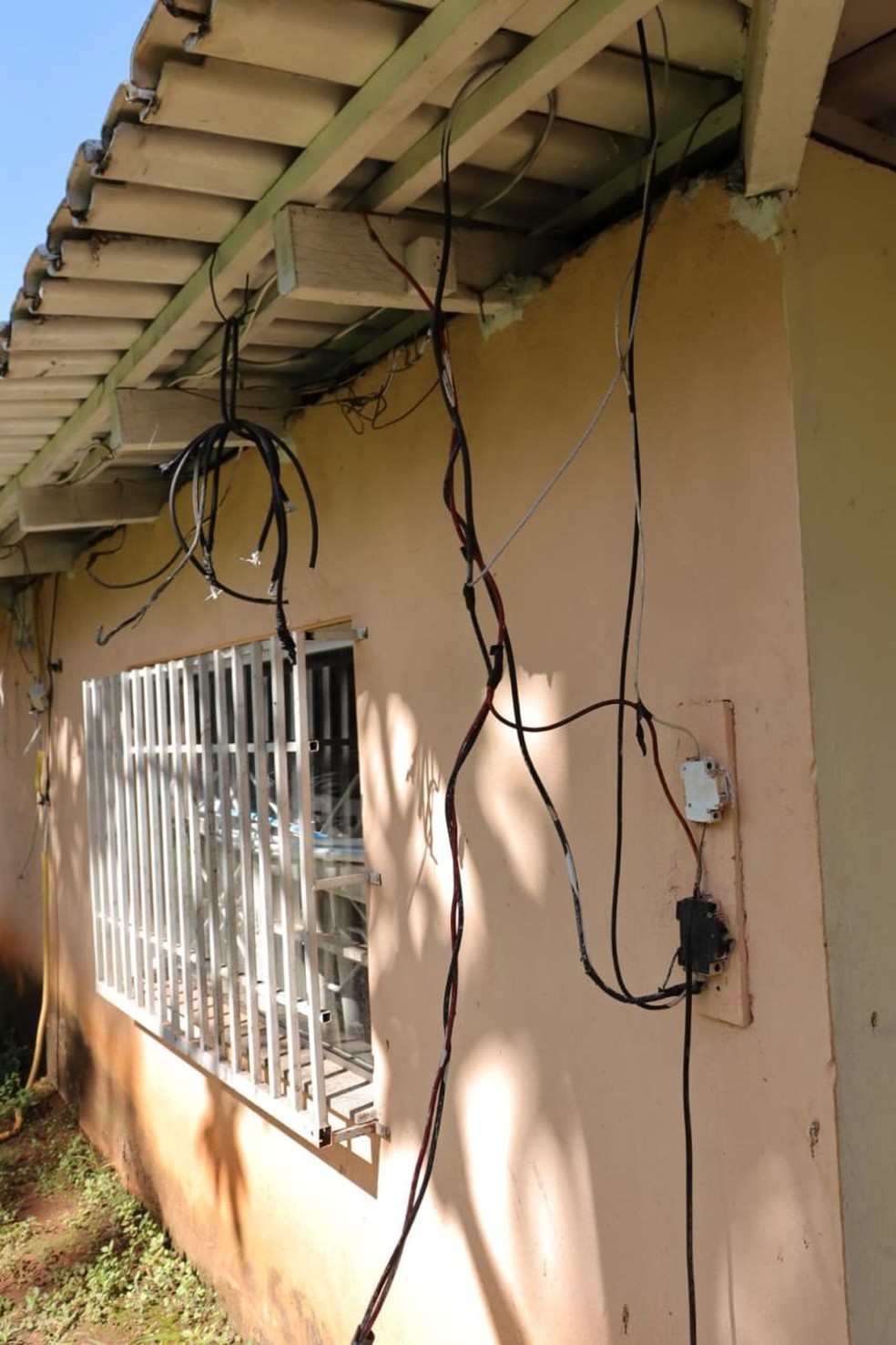 Ligações irregulares flagradas pelo policiais — Foto: Divulgação/Polícia Civil