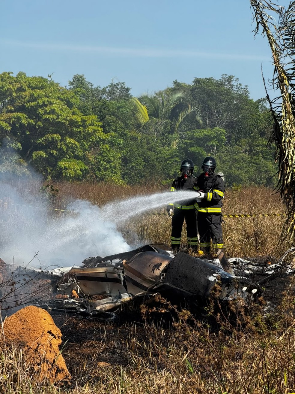 Bombeiros combatem incêndio em aeronave em MT — Foto: Corpo de Bombeiros