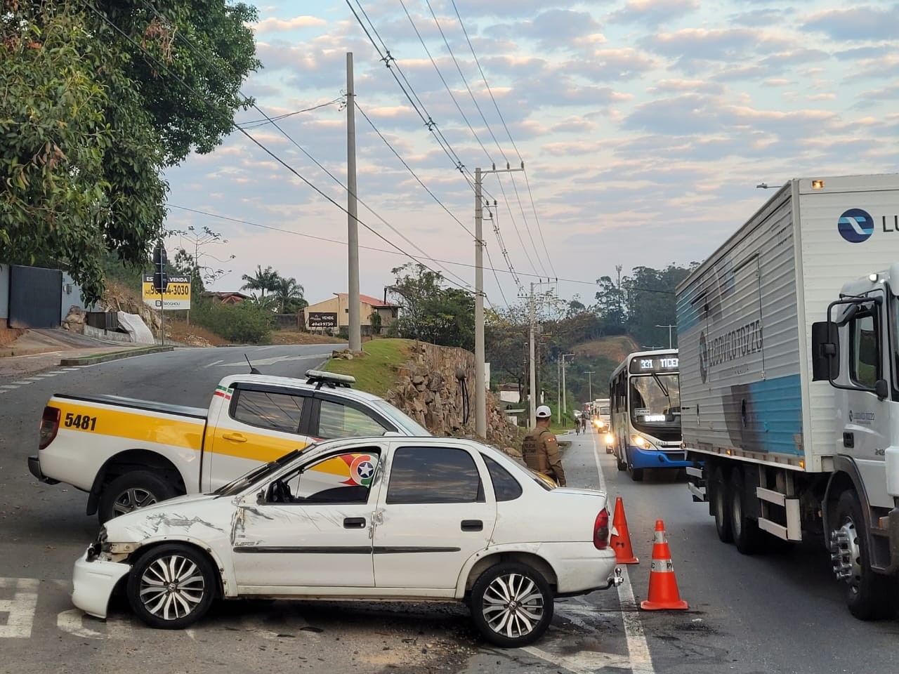 Carro atropela ciclista, tomba e ocupantes fogem, diz guarda municipal de Florianópolis