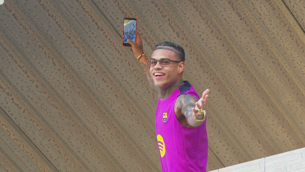 Cabelinho faz vídeo com o público em Bangu, antes da saída de Oruam — Foto: Reprodução/TV Globo