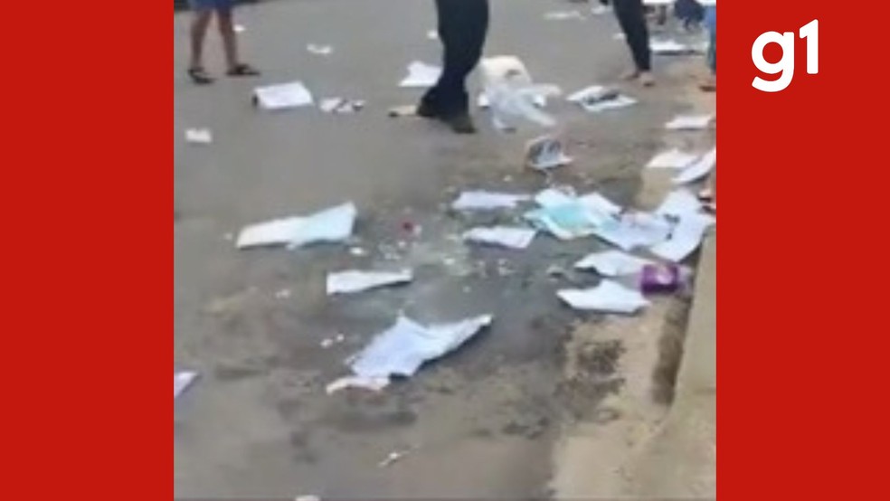 Materiais escolares ficaram destruídos nas ruas próximas ao colégio em MT — Foto: Reprodução