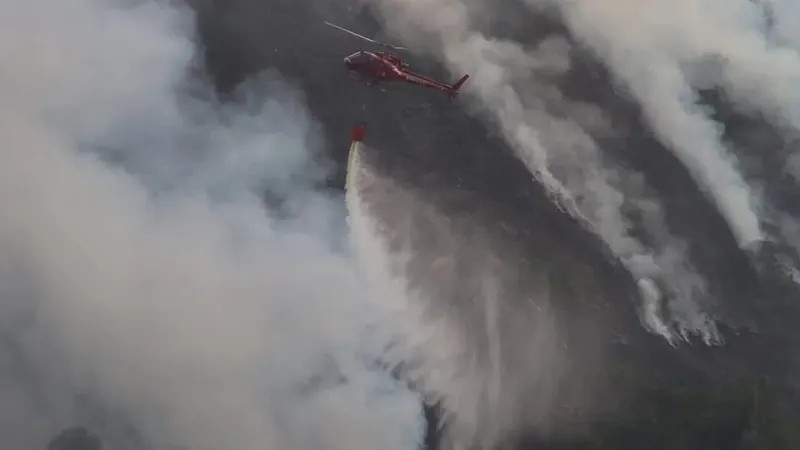 Incêndio atinge Pedra do Elefante em Maricá e mobiliza bombeiros com apoio aéreo