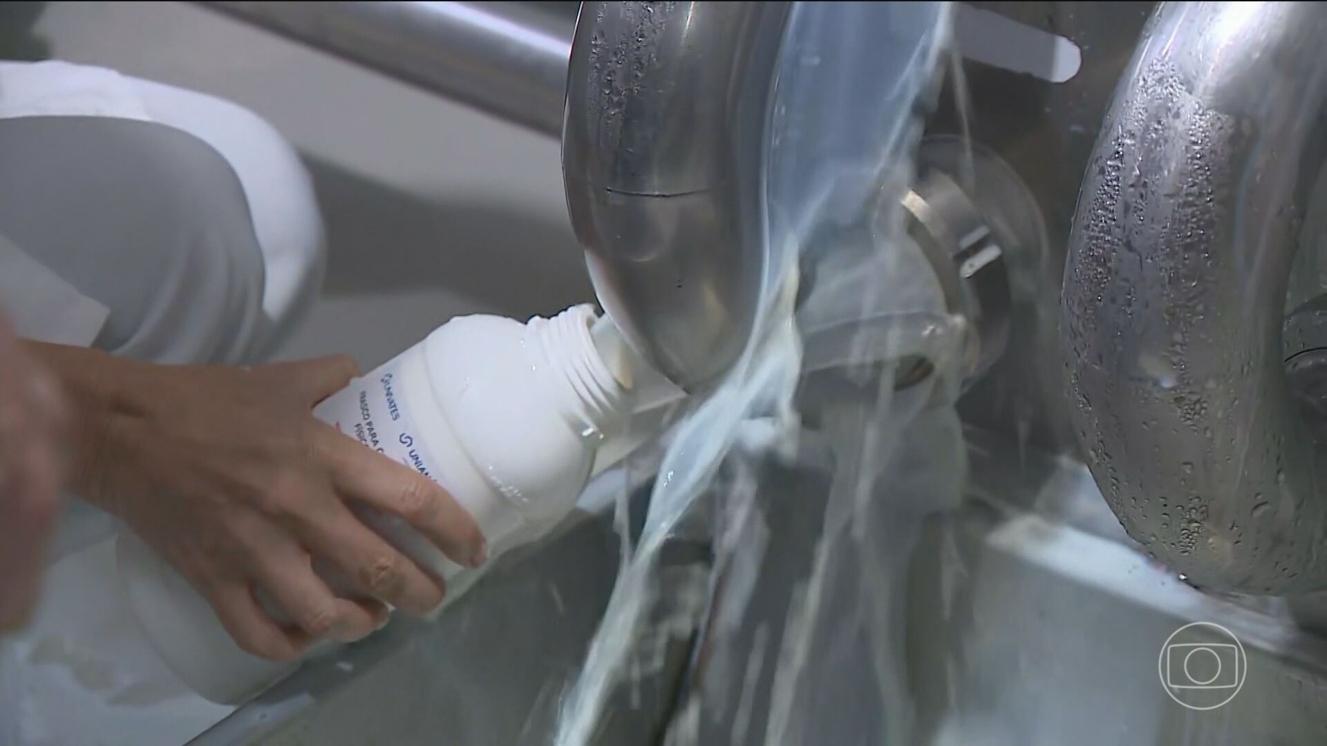 Operação contra adulteração de leite prende dono de laticínio e outras 4 pessoas no RS