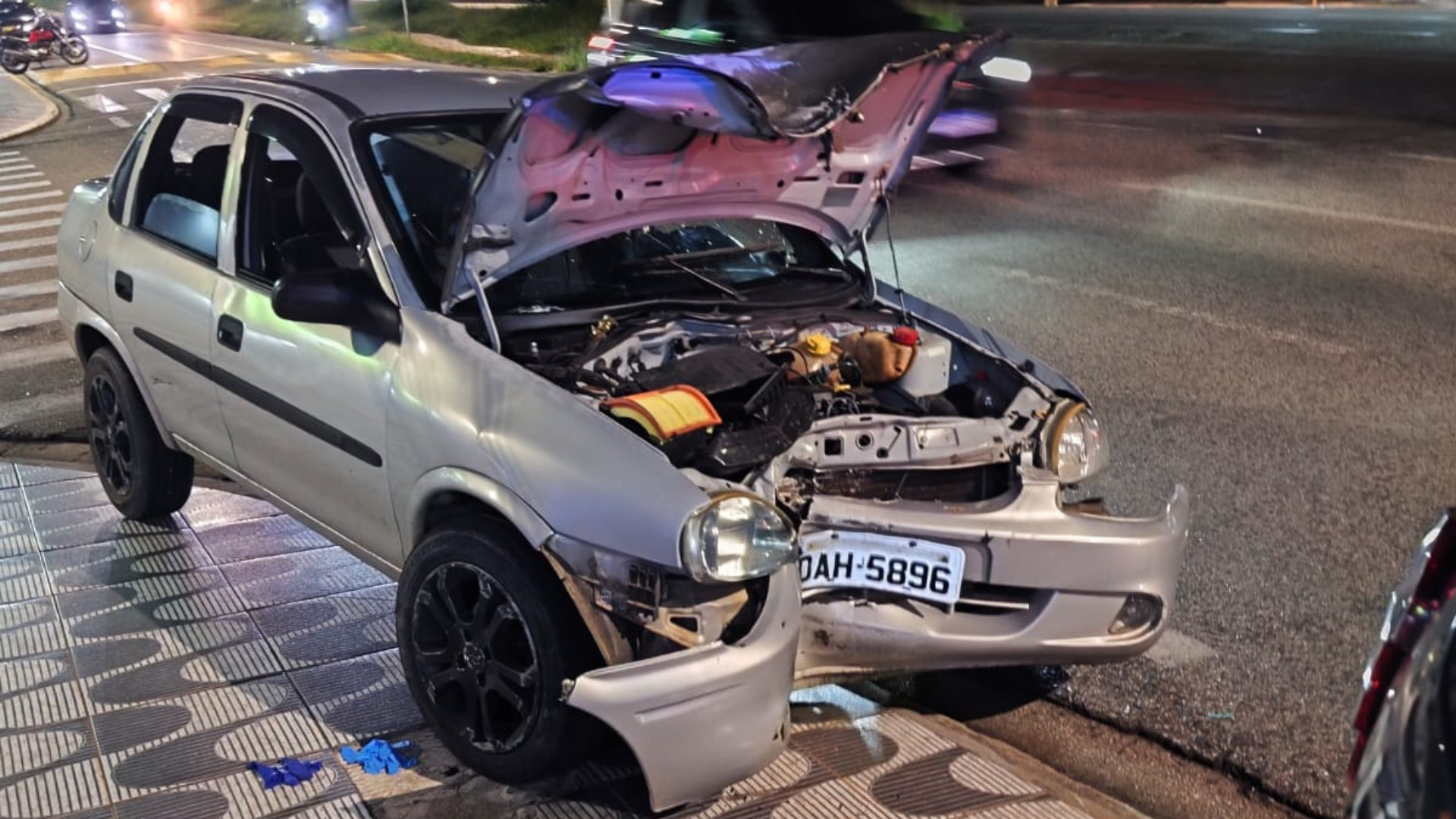 Vídeo mostra início de confusão que terminou com bebê caindo de carro em movimento antes de veículo bater em poste 