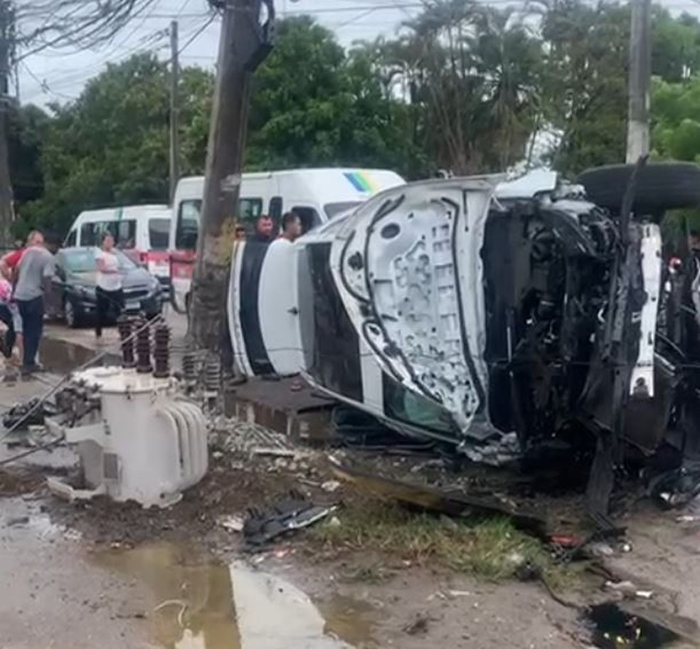 Carro capotado após ataque em Santa Cruz — Foto: Reprodução