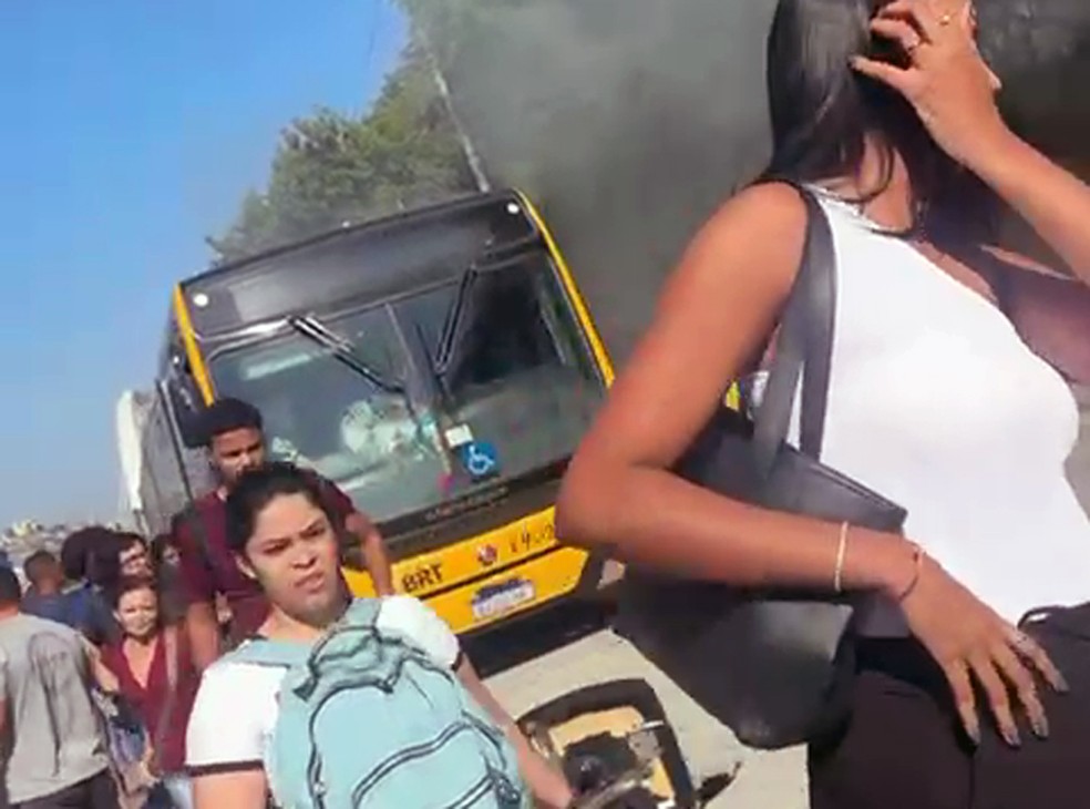 Passageiros deixam um BRT durante protesto na Maré — Foto: Reprodução
