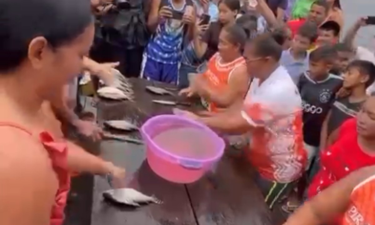 Competição de quem limpa peixe mais rápido movimenta festival no Amazonas; VÍDEO