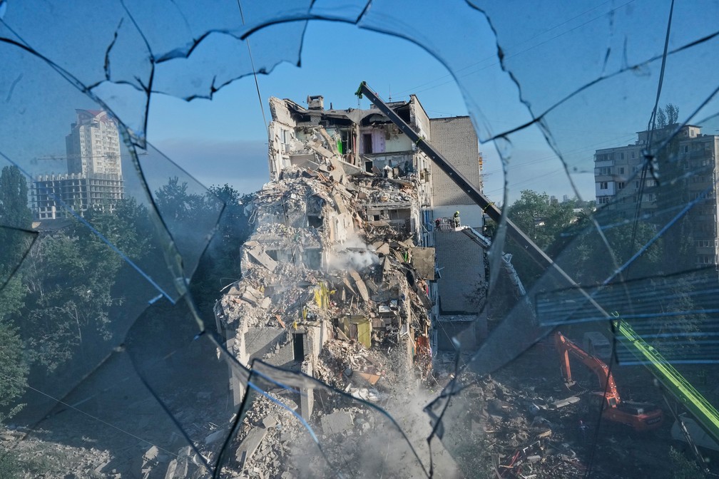 Prédio residencial fica destruído após ataque russo a Kiev. — Foto: AP/Efrem Lukatsky