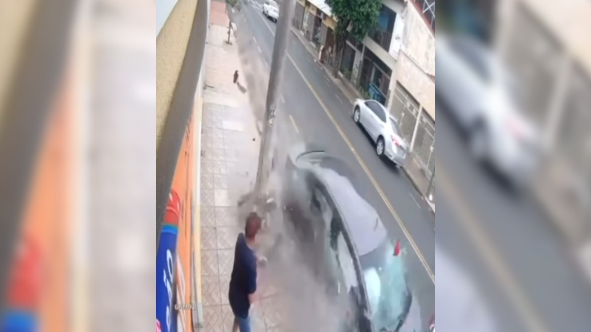 VÍDEO: pedestre escapa de ser atropelado por carro desgovernado no interior de SP