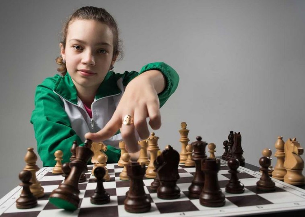 Após vender 3 mil canetas para ir a campeonato de xadrez, garota de SC joga  com 9 ao mesmo tempo, Santa Catarina