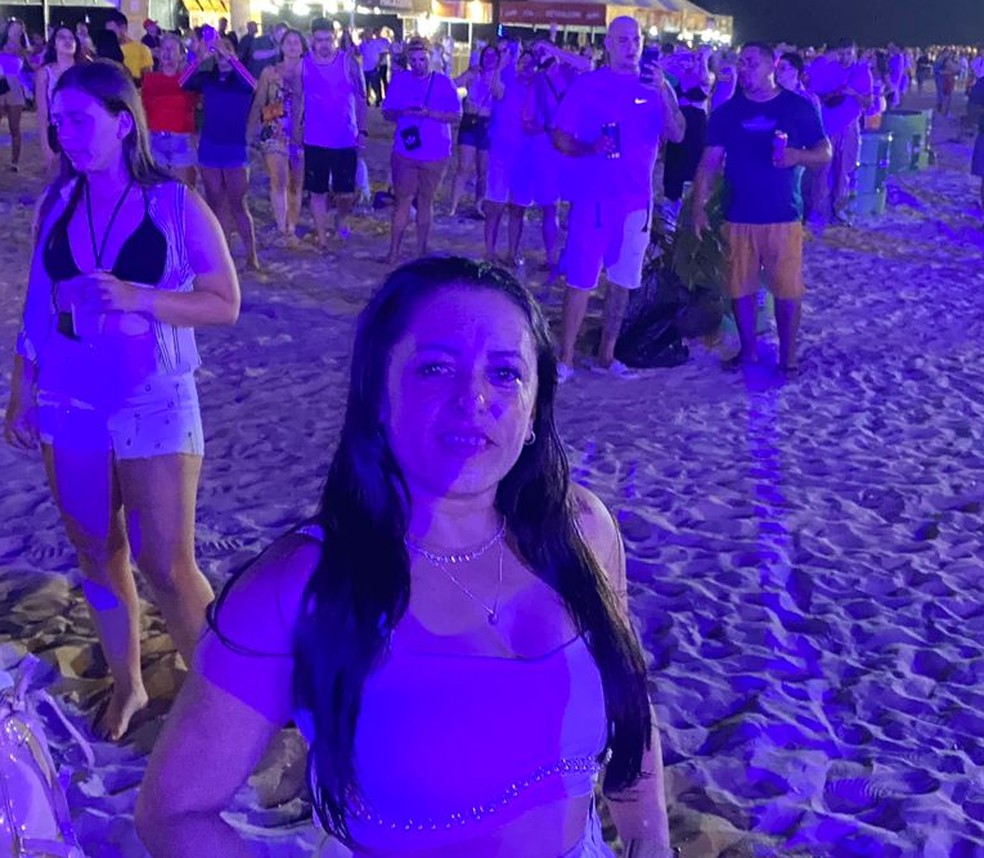 Alexsandra Maria de Brito foi com o namorado e com o filho para o Réveillon na praia do Pina, no Recife — Foto: Artur Ferraz/g1