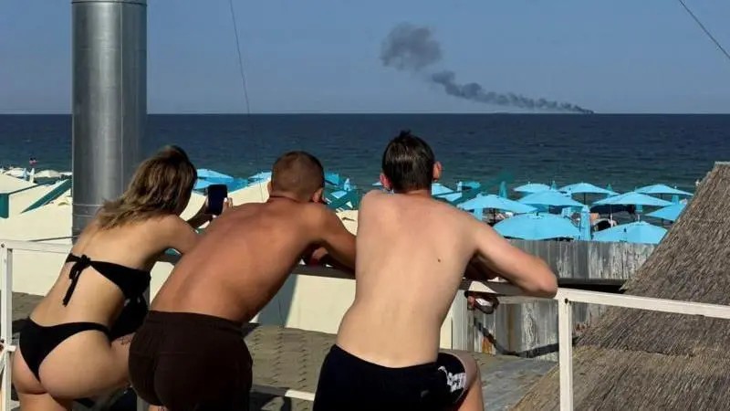 O balneário de luxo na Ucrânia em que turistas em praias lotadas convivem com o perigo constante de bombas e mísseis