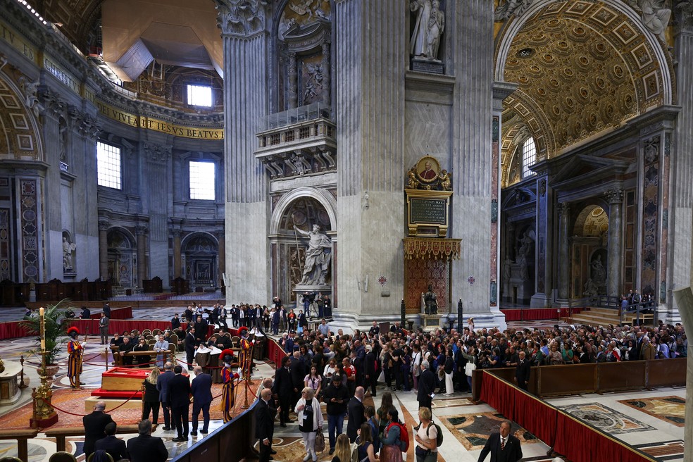 Fiéis no velório de papa Francisco — Foto: REUTERS/Guglielmo Mangiapane