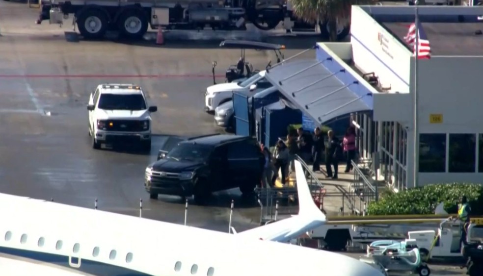 Flávio Bolsonaro e família entram em carro para deixar aeroporto em Opa-Locka, em Miami, nos Estados Unidos, em 28 de outubro de 2026. — Foto: Reuters