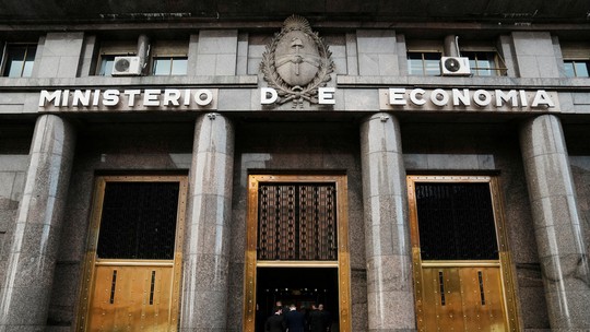 Argentina pode precisar pedir 'perdão' por não cumprir meta do FMI - País precisava acumular reservas para atingir um valor mínimo estipulado no acordo feito com o fundo. Como não conseguiu, a expectativa é que peça ao FMI que desconsidere essa obrigação.