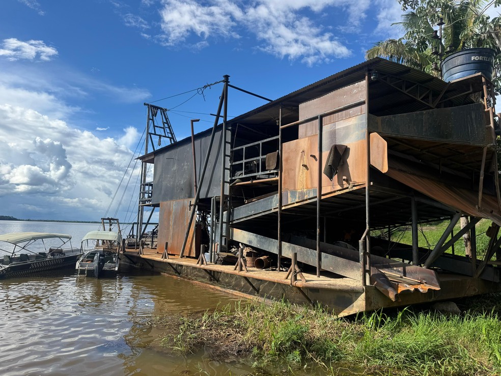 Draga de extração de ouro apreendida durante operação Soldados da Usura em RO — Foto: Divulgação/MP-RO