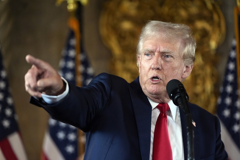 O ex-presidente dos EUA Donald Trump, candidato à presidência pelo Partido Republicano, fala à imprensa em sua casa em Mar-a-Lago, na Flórida, em 8 de agosto de 2024. — Foto: Alex Brandon/ AP