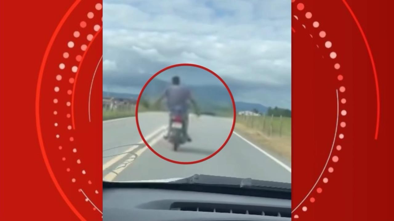 Motociclista é flagrado pilotando moto em rodovia de AL na contramão, sem capacete e sem as mãos 