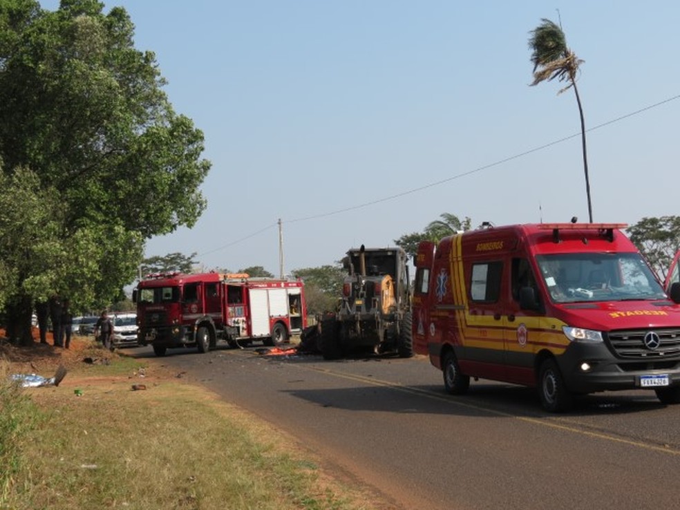 Homem morreu após colisão entre carro e motoniveladora em Dracena (SP) — Foto: Jorge Zanoni
