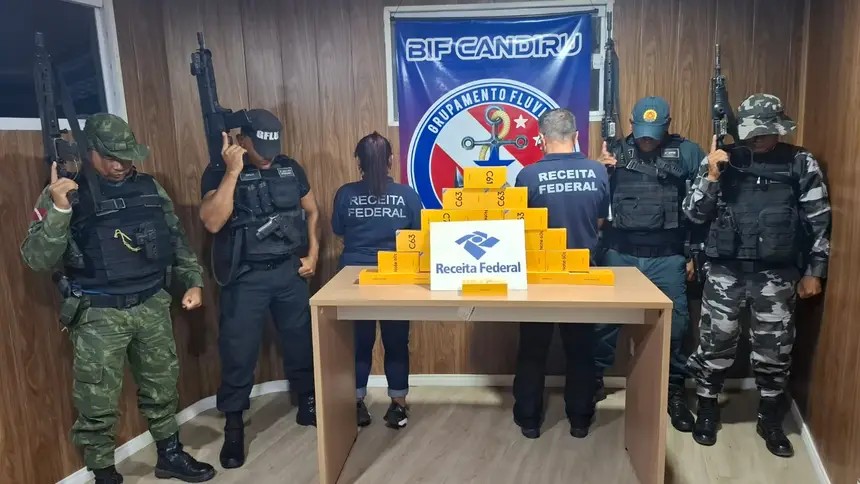 Receita Federal apreende 23 celulares e 101 bolsas de semijoias com nota fiscal irregular na Base Candiru, em Óbidos