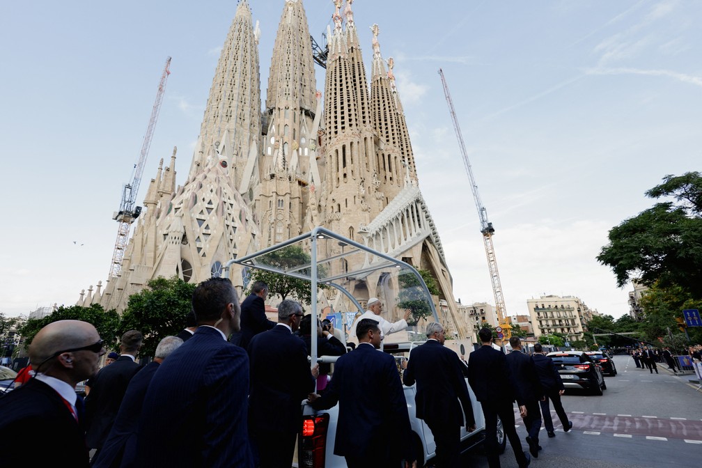Papa Le&atilde;o XIV chega &agrave; Bas&iacute;lica da Sagrada Fam&iacute;lia (ao fundo), em Barcelona, na Espanha, em seu papam&oacute;vel para missa em 10 de junho de 2026. &mdash; Foto: REUTERS/Michele Spatari