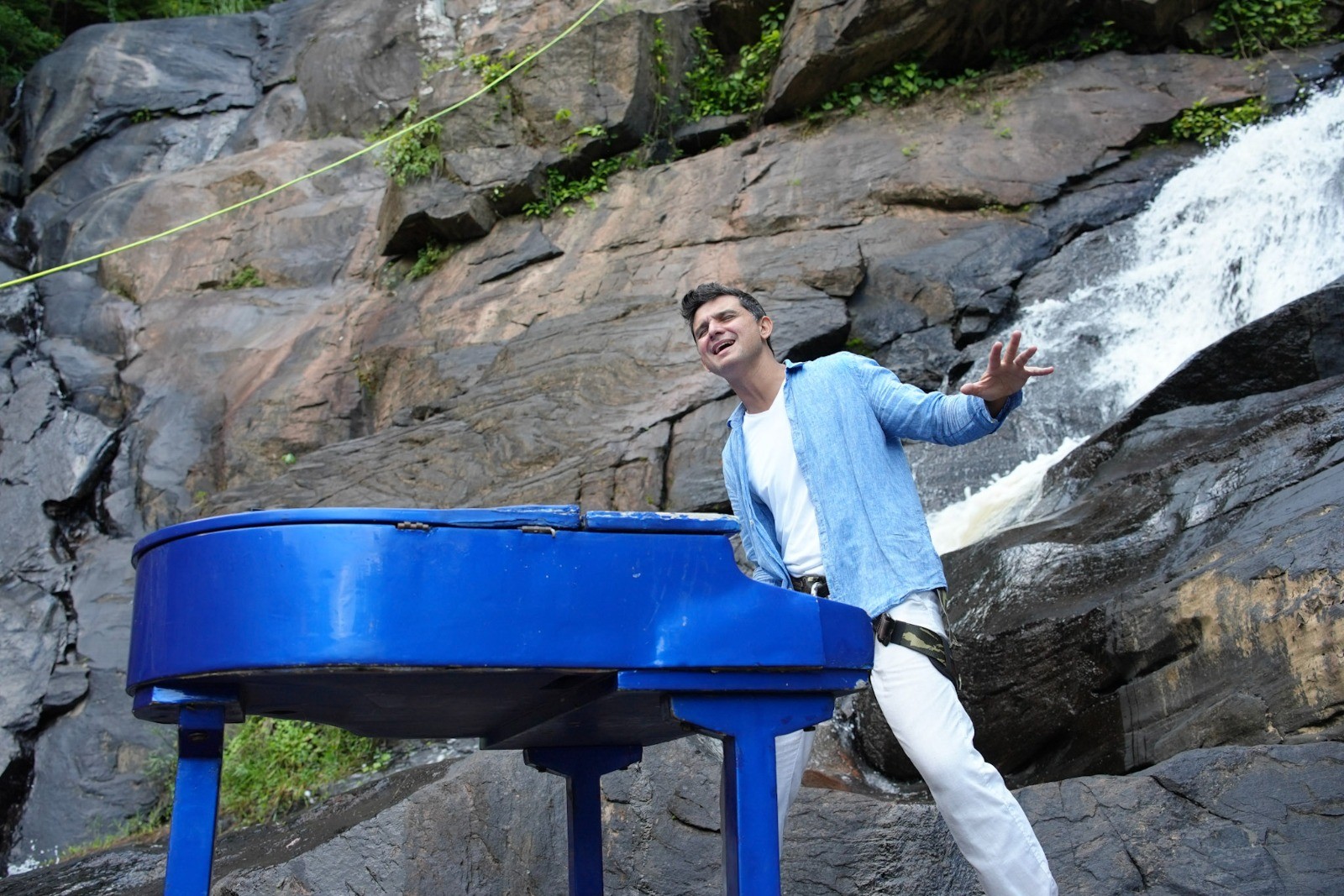 Músico se apresenta com piano de 120 kg em cachoeira no Ceará após operação logística complexa