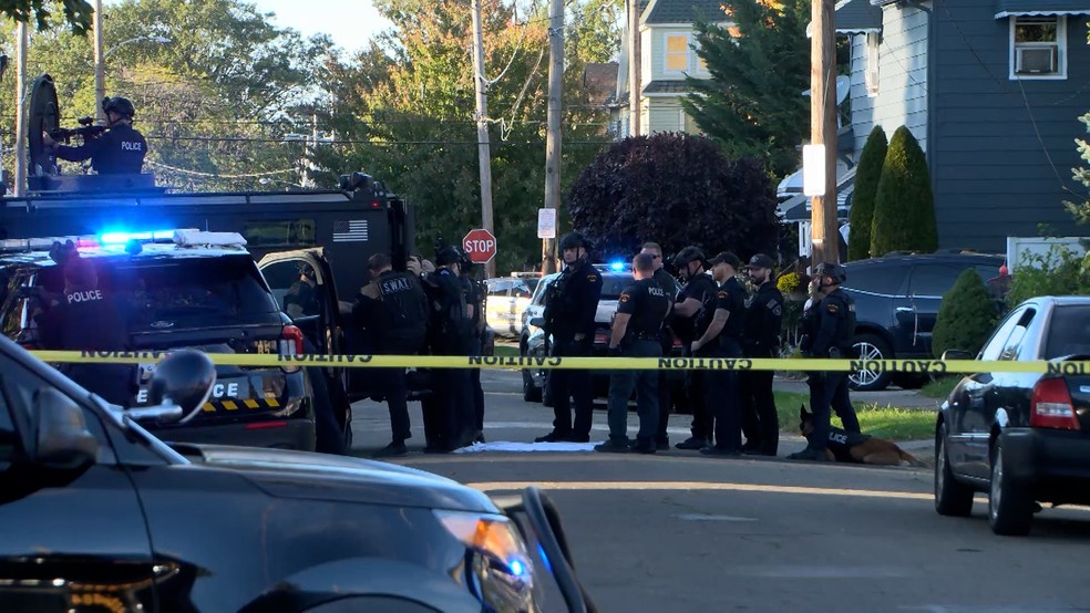 Policiais reunidos em frente a casa onde ataque a tiros deixou nove mortos em Erie, na Pensilvânia, nos Estados Unidos, em 9 de outubro de 2026. — Foto: Matt Barnum/WJET via AP