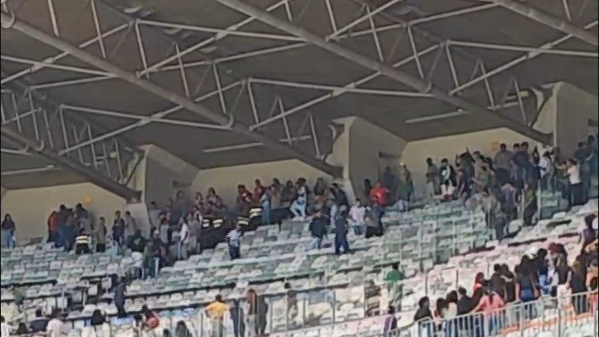 Aula no Mineirão termina em briga generalizada entre alunos; VÍDEO