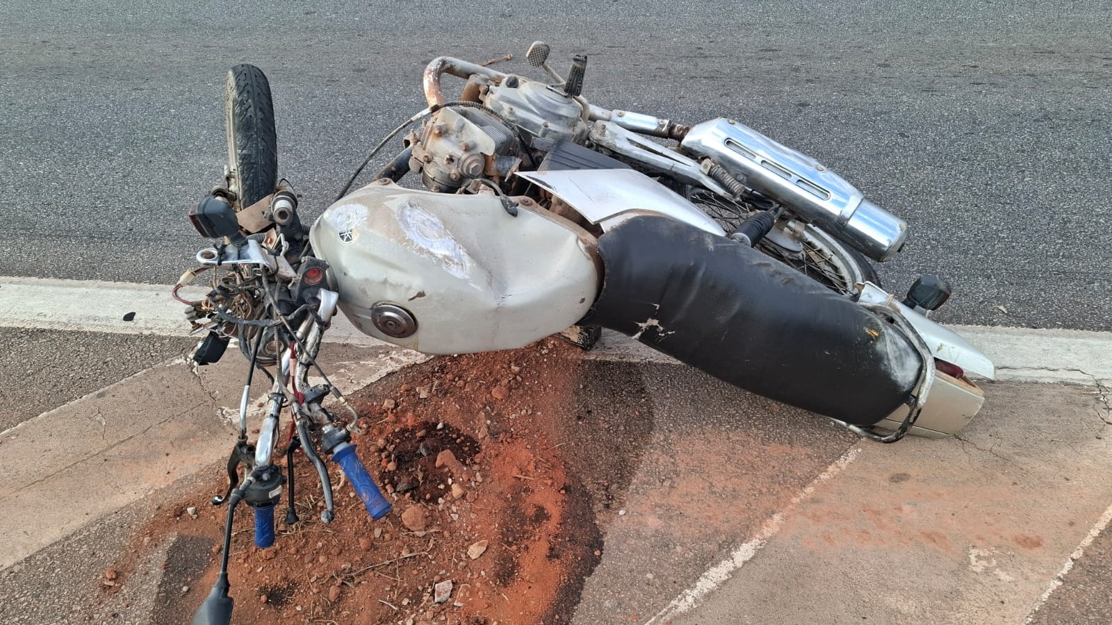 Motociclista e passageira morrem em batida com carro na BR-262